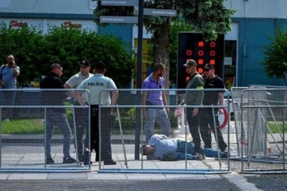 Slovakya Başbakanı Robert Fico silahlı saldırıya uğradı, ağır yaralı