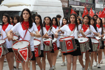 Samandağ'da Gençlik Haftası kutlamaları kapsamında gençlik yürüyüşü gerçekleştirildi