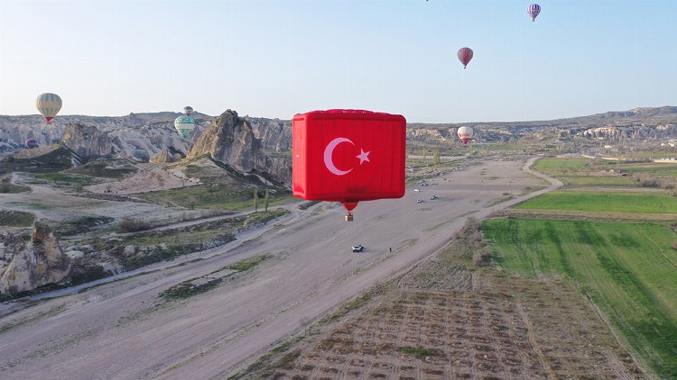 kapadokta tük bayraklı balonlar