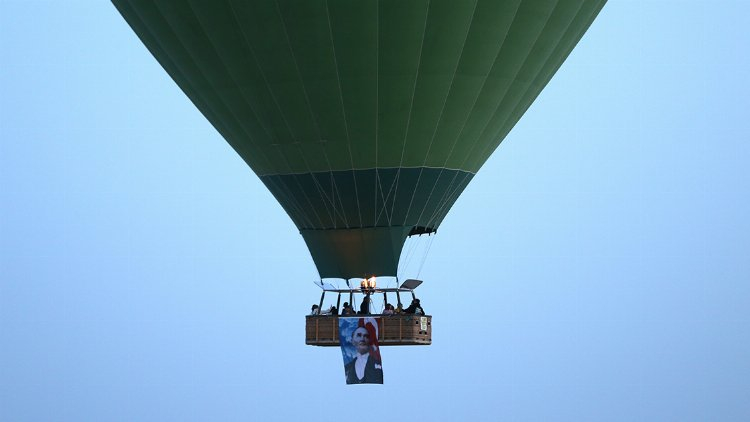 kapadokta tük bayraklı balonlar