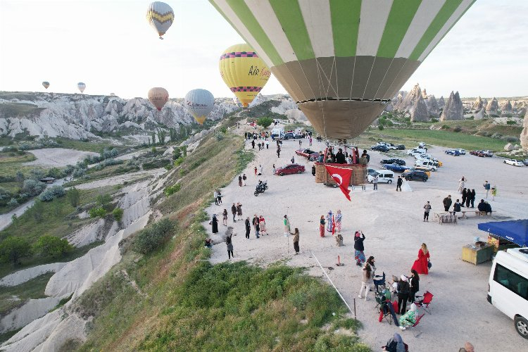 kapadokta tük bayraklı balonlar