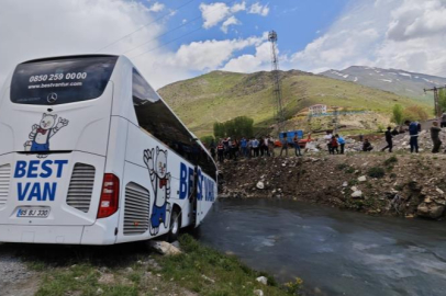 Bitlis Tatvan'da yolcu otobüsü dereye yuvarlandı