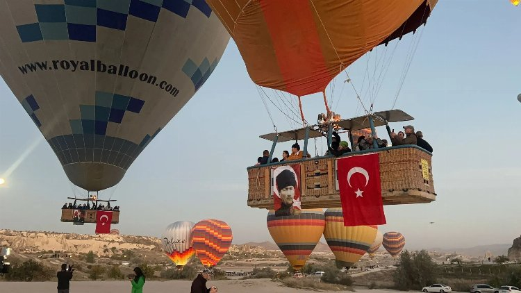 kapadokta tük bayraklı balonlar