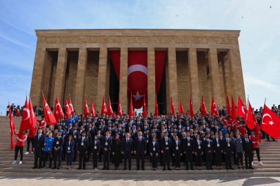 Gençlik ve Spor Bakanı Osman Aşkın Bak, Anıtkabir'i ziyaret etti