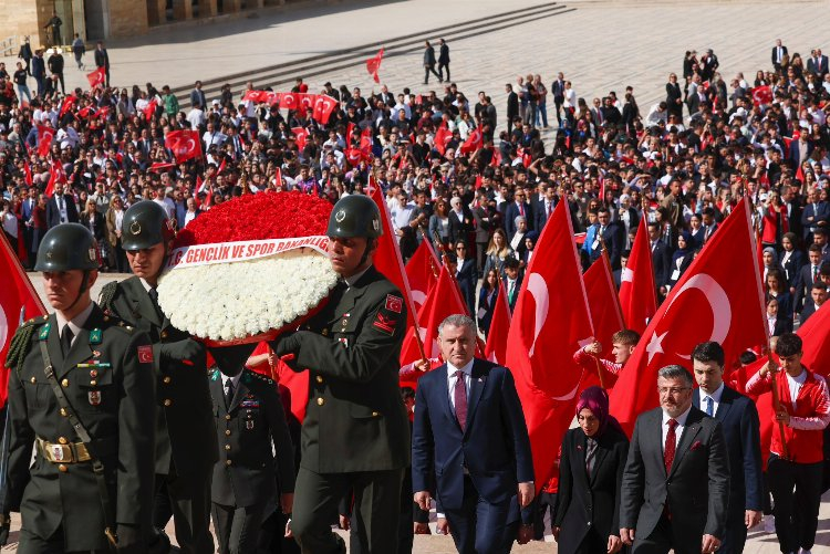 Gençlik ve Spor Bakanı Bak’dan Anıtkabir’e ziyaret