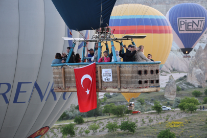 Kapadokya'da balonlar 19 Mayıs bayramı için Türk bayrakları ile havalandı