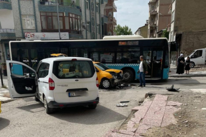 Elazığ'da trafik kazasında hafif ticari araç ile taksi çarpıştı