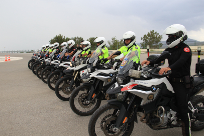 Mersin'de motosikletli trafik polis timleri sertifika aldı