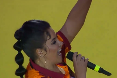 Şarkıcı Zara Galatasaray taraftarları ile 'Çocukluk Aşkımsın' şarkısını söyledi