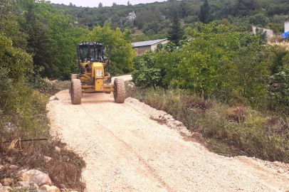 Tarsus Belediyesi, aşırı yağış ve dolu sonrası hasar gören köy yollarını onardı