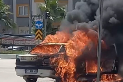 Adana'da aşırı sıcaklar nedeniyle alev alan otomobil demir yığınına döndü