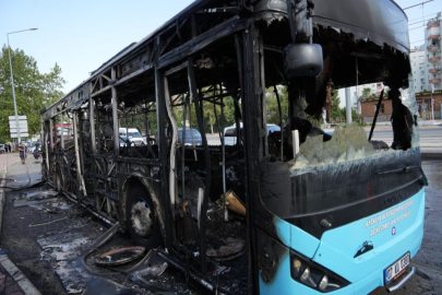 Antalya'da yanan halk otobüsünden geriye hurda yığını kaldı