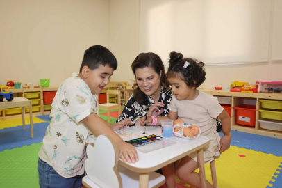 ÇÜ Rektörü Tuncel, Çocuk İyilik Merkezi'nde tedavi gören çocukları ziyaret etti