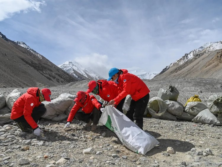 Everest'te temizlik operasyonu 11 ton çöp, 4 ceset ve 1 iskelet çıkartıldı! 2