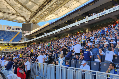 Fenerbahçe taraftarı seçim sonucunu tezahüratlarla bekledi