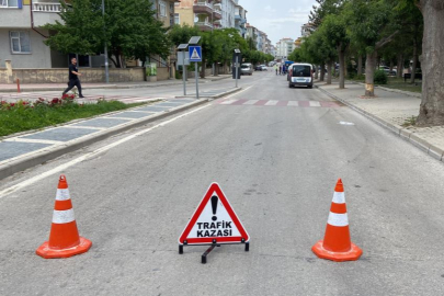 Karaman'da trafik kazasında motosiklet sürücüsü park halindeki kargo aracının altına girdi