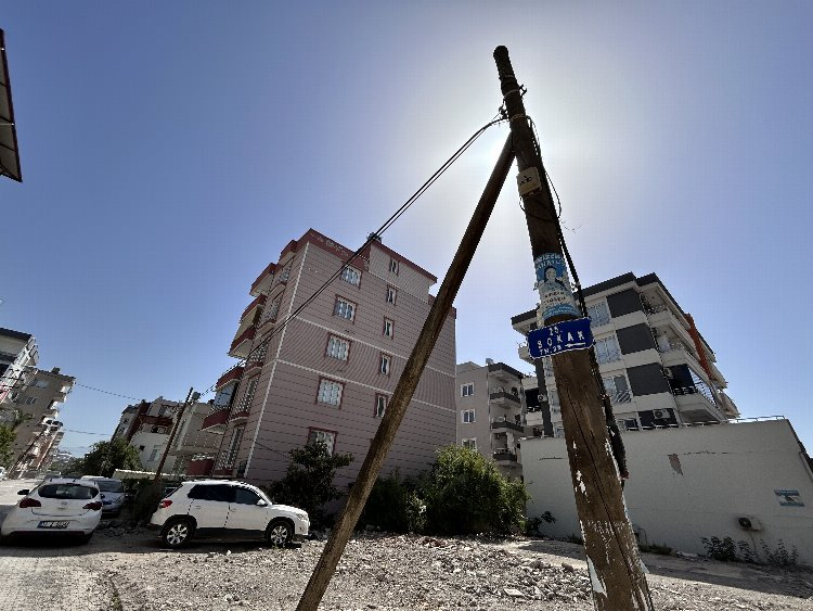 Hatay'da aşırı sıcaklardan dolayı elektrik tellerinde patlama vatandaşları tedirgin etti