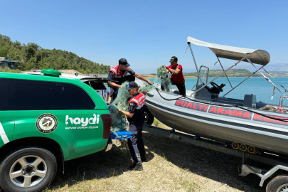 Adana'da göle terkedilen misine ağı ve sepet tuzaklar temizlendi!