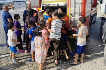 Hatay'da konteyner kentteki öğrenciler itfaiyenin sıktığı suyla serinledi