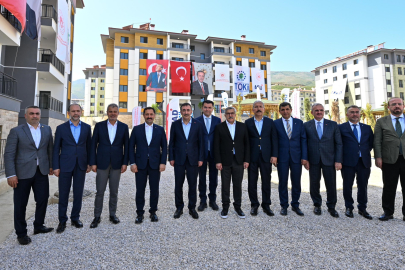 Cumhurbaşkanı Yardımcısı Cevdet Yılmaz, Hatay'daki deprem konutlarını inceledi