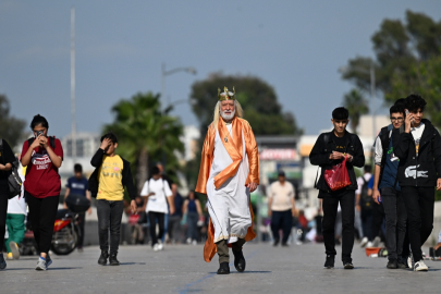 "Adana Kralı" gönüllü olarak kentin tanıtımı için çalışıyor