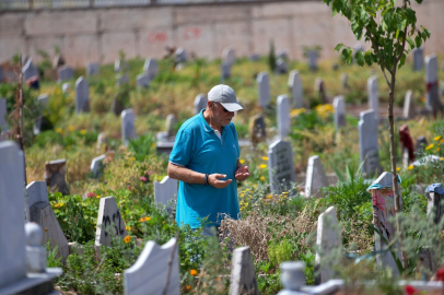 Depremlerden etkilenen Hatay, Adana ve Osmaniye'de mezarlıklar ziyaret edildi