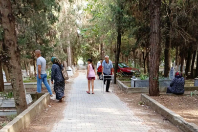 Adana'da vatandaşlar kabir ziyaretlerini gerçekleştiriyor