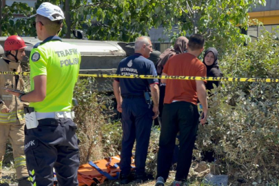 Pendik'te kontrolden çıkan araç kaldırımda yürüyen yayayı ezdi