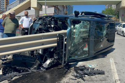 Pendik'te yeni araçlarıyla kaza yapan çift bariyere saplandı