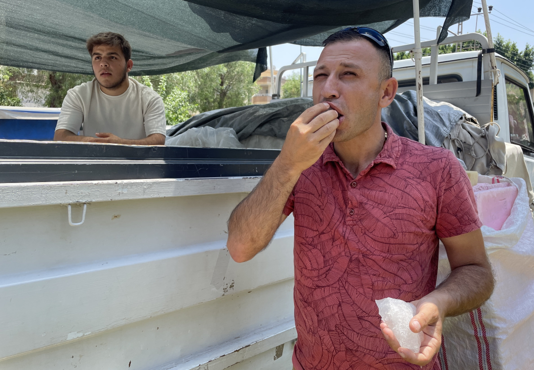 Adana'da sıcaklardan bunalanlar Toros Dağları'ndan getirilen karla serinliyor