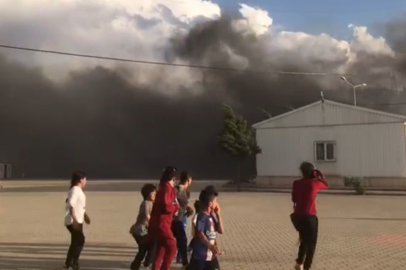 Gaziantep Nizip'te trafonun alev alması sonucu çıkan yangın geçici barınma merkezine sıçradı