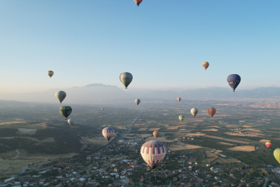 Pamukkale'de balonlar günde 300 turist ile birlikte gökyüzüne yükseliyor