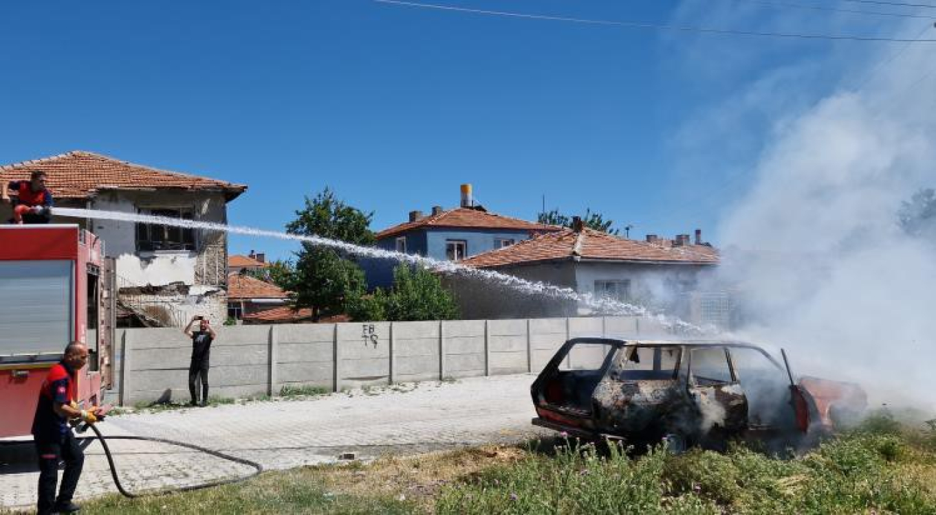 Alaca'da park halindeki otomobil yandı