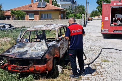 Alaca'da park halindeki otomobil yandı