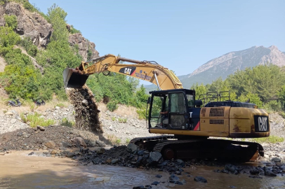 Hatay'da dere ve kanal temizliği hız kesmeden devam ediyor