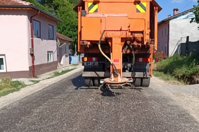 Pazaryeri'nde asfalt eridi! Ekipler kumlama çalışması yapıyor