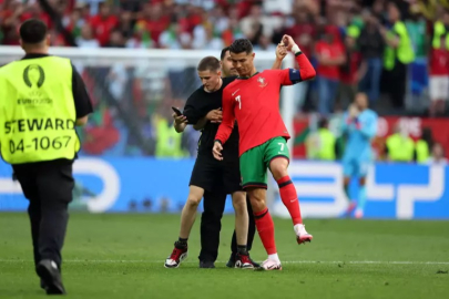 Ronaldo hayranları maçı zorladı! Taraftarlar sahaya girince oyun durdu! UEFA soruşturma başlattı