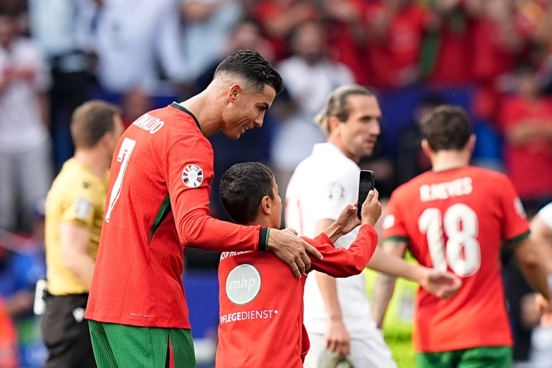 Ronaldo hayranları maçı zorladı! Taraftarlar sahaya girince oyun durdu! UEFA soruşturma başlattı 2