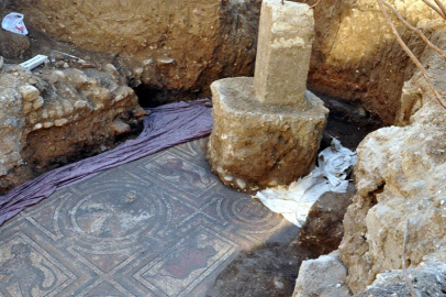 Osmaniye'de temel kazısında bulunan Roma dönemi mozaikleri gün yüzüne çıkarılıyor