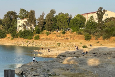 Seyhan Baraj Gölü'nde sular çekildi, çocuklar Sevgi Adası'nda serinlemeye koştu