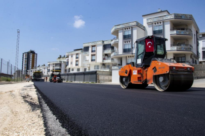 Mersin Arpaçsakarlar Mahallesi'nde sıcak asfalt çalışması gerçekleştirdi