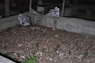 Adana’da mezarlıkta mezar taşları kırıldı