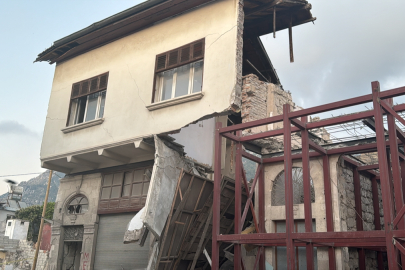 Antakya'da ağır hasarlı 2 katlı bina kısmen çöktü