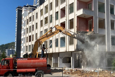 Kozan'da ağır hasarlı binaların yıkımına 18 ay sonra başlandı