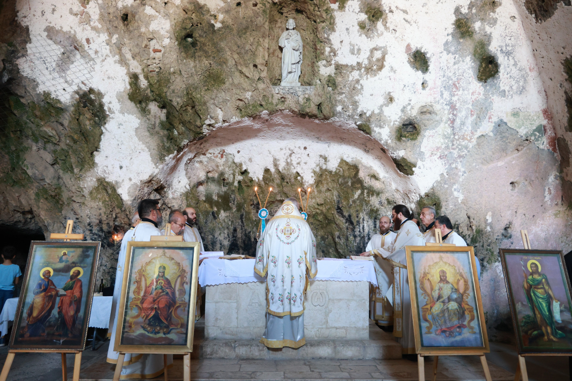 Mağara içindeki St. Pierre Kilisesi'nde bayram ayini