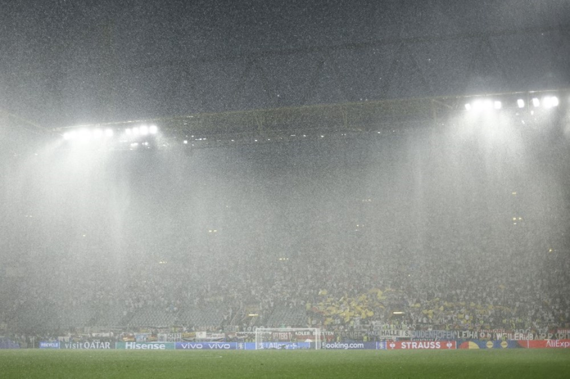 Almanya-Danimarka maçı yoğun yağış nedeniyle durduruldu 4