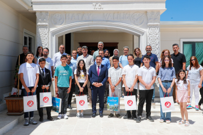 Depremzede kent Hatay’dan çıkan 10 LGS birincisi ödüllendirdi