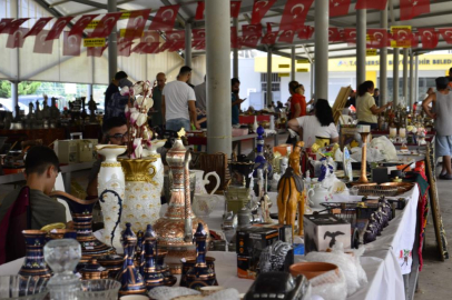 Mersin'deki antika pazarı gençleri tarihi keşfe çıkarıyor