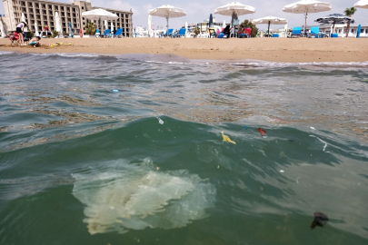 Mersin denizindeki kirlilik, tatilcileri canından bezdiriyor