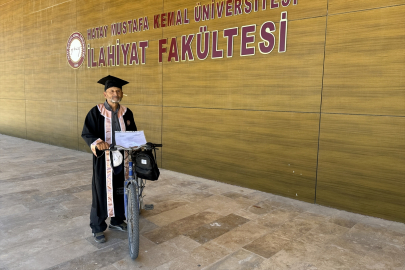 66 yaşında üniversite bitirdi, diplomasını almaya bisikletiyle gitti